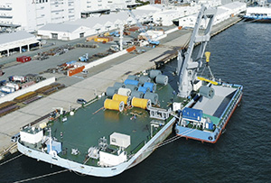 海外向けケーブルドラム本船積込作業